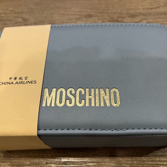Brand New China Airline X MOSCHINO Amenity Kit - Picture 1 of 3